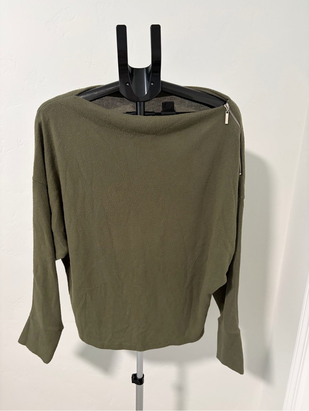 Gilli Olive Off-the-Shoulder Knit Sweater with Side Zip size medium